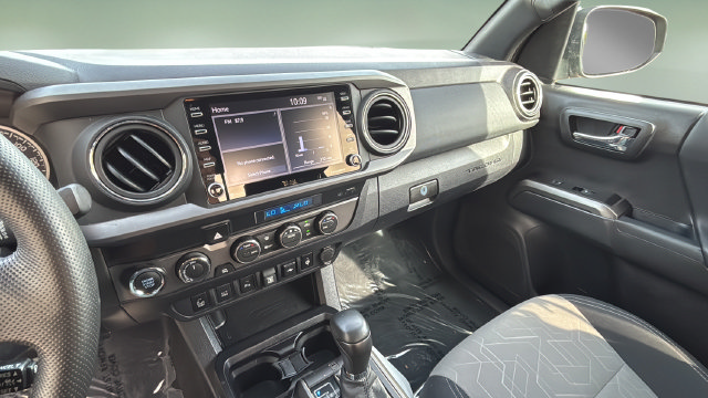 Used 2022 Toyota Tacoma TRD Off-Road w/ Technology Package AWD/4WD image 24