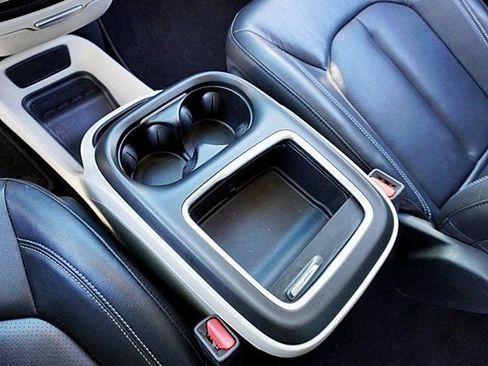 Used 2022 Chrysler Pacifica Touring-L FWD image 31