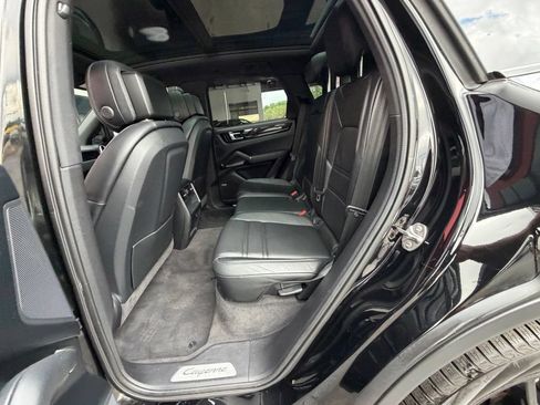 Used 2021 Porsche Cayenne AWD/4WD image 36