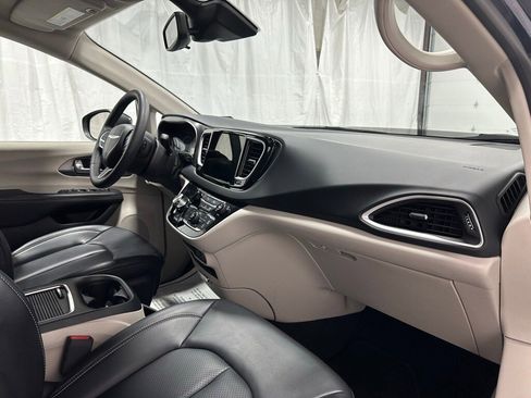 Used 2023 Chrysler Pacifica Touring-L image 60