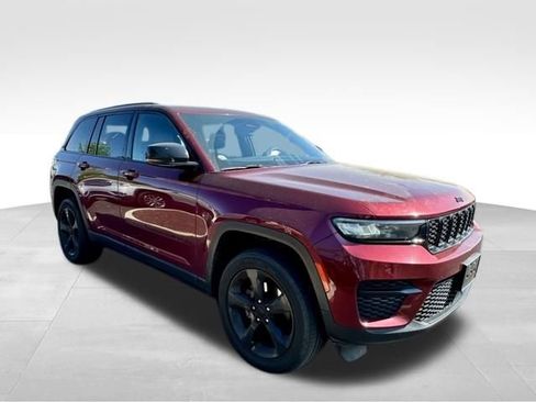 Used 2023 Jeep Grand Cherokee Altitude image 11