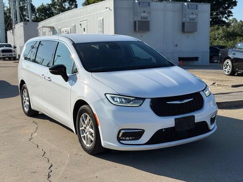 Used 2025 Chrysler Pacifica Select FWD image 4