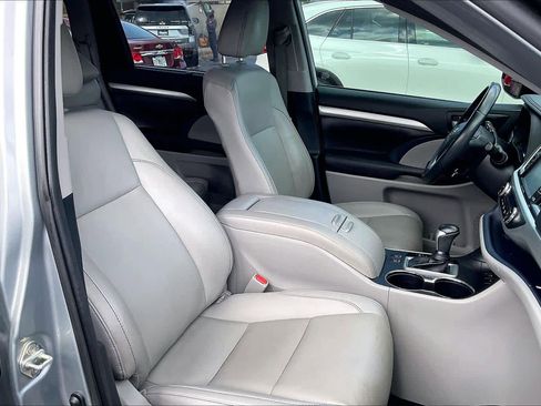 Used 2019 Toyota Highlander XLE image 8