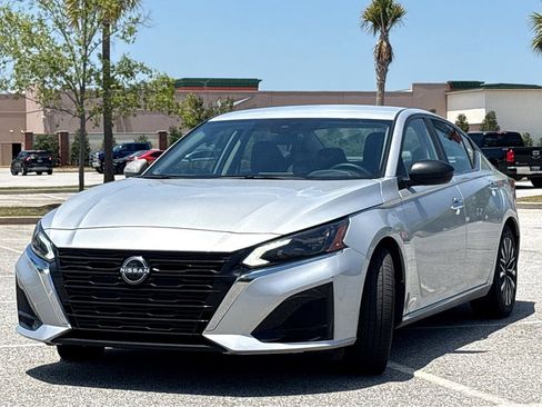 Used 2024 Nissan Altima 2.5 SV FWD image 3