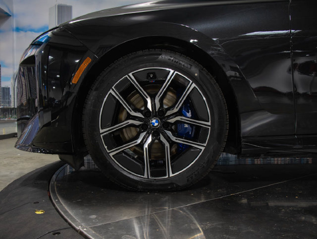 Used 2027 BMW i7 xDrive50 w/ M Sport Package AWD/4WD image 5