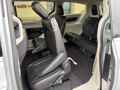 Used 2024 Chrysler Pacifica Touring-L FWD image 13