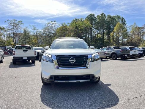 Used 2023 Nissan Pathfinder SL image 2