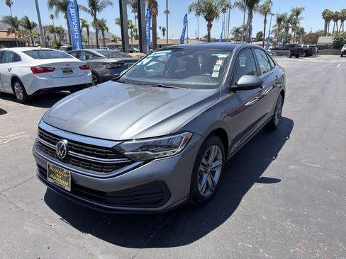 Used 2024 Volkswagen Jetta SE FWD image 4