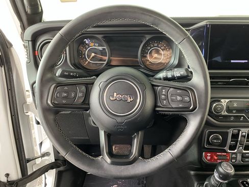 Used 2025 Jeep Wrangler Unlimited Rubicon AWD/4WD image 23