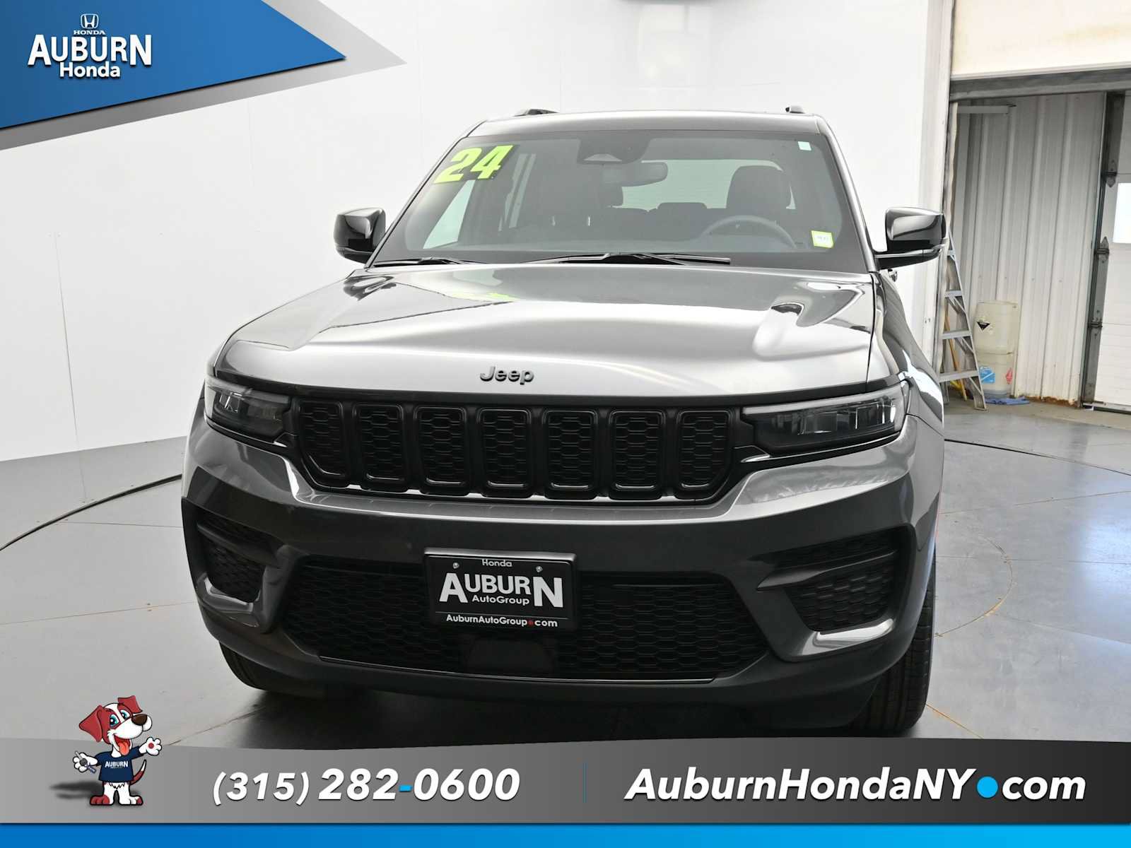 Used 2024 Jeep Grand Cherokee Altitude AWD/4WD image 3
