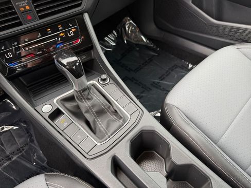 Used 2025 Volkswagen Jetta SE FWD image 18