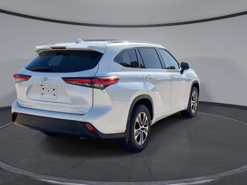 Used 2023 Toyota Highlander XLE FWD image 11