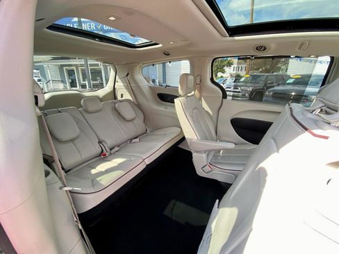 Used 2020 Chrysler Pacifica Limited image 9