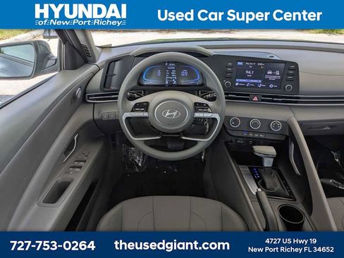 Used 2025 Hyundai Elantra SE FWD image 16