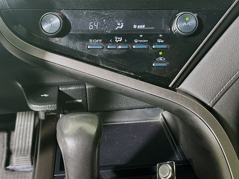 Used 2021 Toyota Camry SE w/ Convenience Package FWD image 23