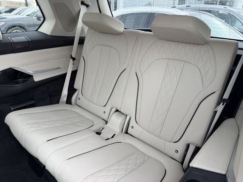 Used 2024 BMW X7 xDrive40i w/ Executive Package image 32