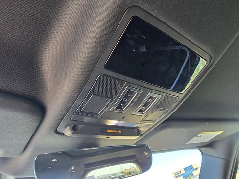 Used 2023 Land Rover Defender 130 X-Dynamic SE image 21