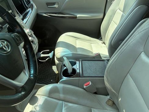 Used 2015 Toyota Sienna XLE w/ XLE Navigation Package FWD image 11
