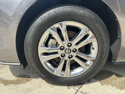Used 2024 Toyota Sienna Platinum AWD/4WD image 31