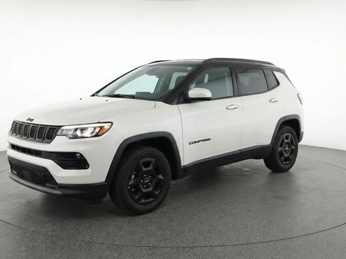 Used 2025 Jeep Compass Trailhawk image 3