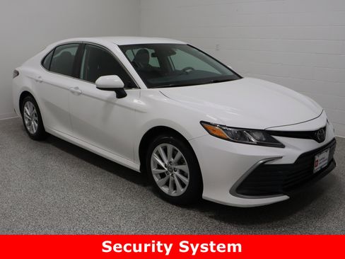 Used 2024 Toyota Camry LE image 4