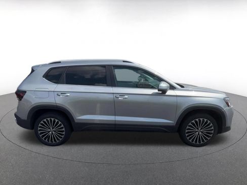Used 2025 Volkswagen Taos SE FWD image 13