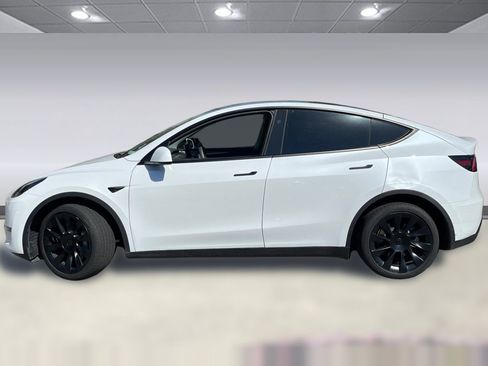 Used 2024 Tesla Model Y Long Range AWD/4WD image 2