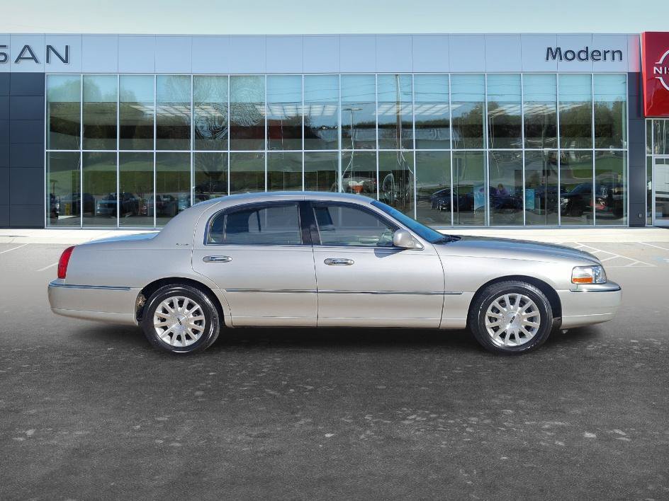 Used 2007 Lincoln Town Car Signature RWD image 4