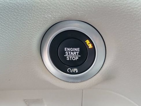 Used 2023 Chrysler Pacifica Touring-L FWD image 29