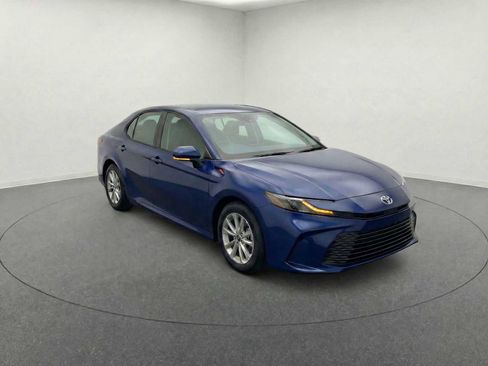 Used 2025 Toyota Camry LE image 3