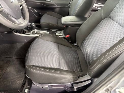 Used 2020 Mitsubishi Outlander ES image 12