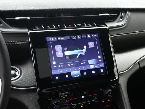Used 2025 Jeep Grand Cherokee 4WD image 16