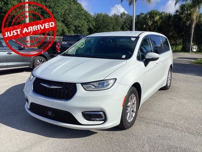 Used 2023 Chrysler Pacifica Touring-L