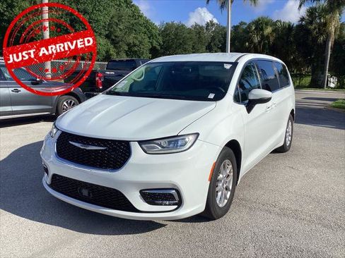 Used 2023 Chrysler Pacifica Touring-L FWD image 1