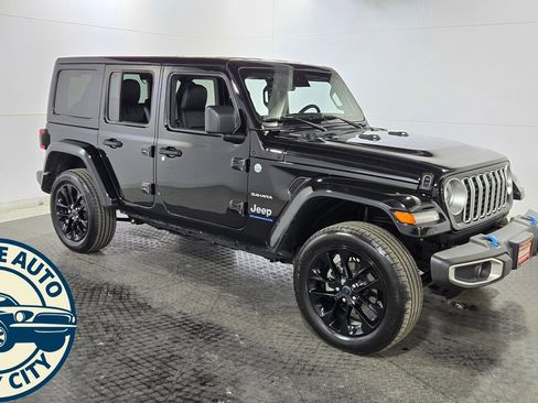 Used 2024 Jeep Wrangler Unlimited Sahara w/ Technology Group image 9