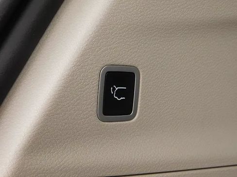 Used 2023 Chrysler Voyager LX FWD image 8