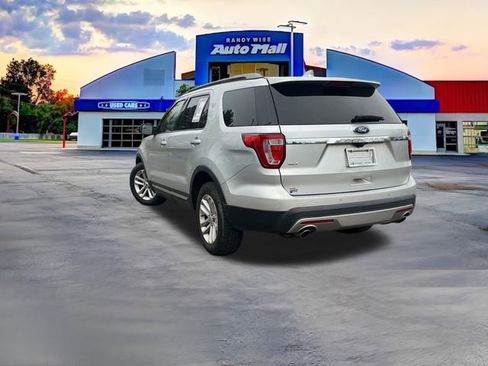 Used 2017 Ford Explorer XLT w/ Equipment Group 201A FWD image 5