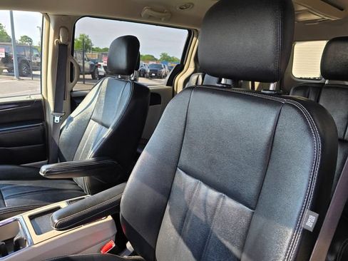 Used 2016 Chrysler Town & Country Touring w/ Driver Convenience Group FWD image 6