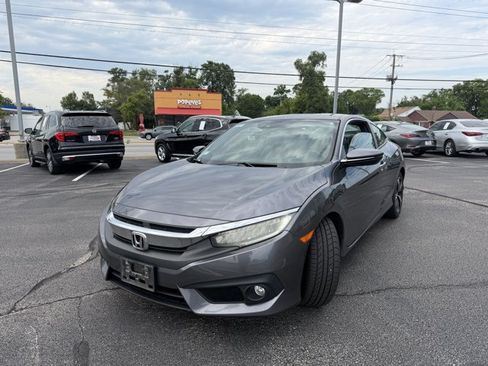 Used 2017 Honda Civic Touring image 2