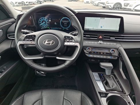 Certified 2025 Hyundai Elantra Limited FWD image 11