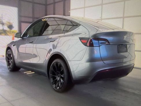 Used 2024 Tesla Model Y Long Range AWD/4WD image 3