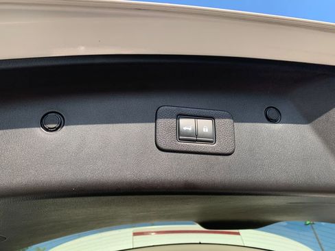 Used 2022 Nissan Armada SL w/ Captain's Chairs Package image 9