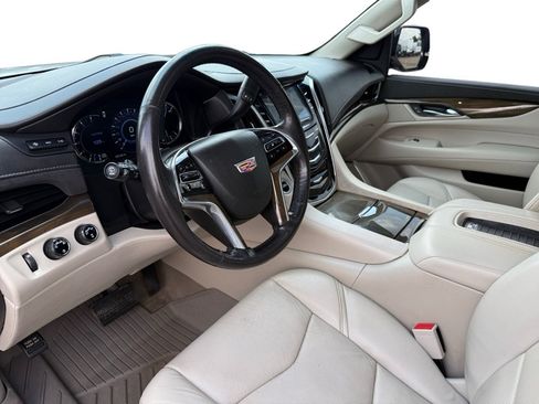 Used 2019 Cadillac Escalade ESV Luxury AWD/4WD image 10