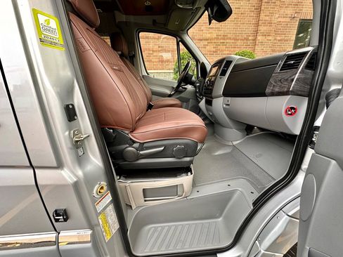 Used 2016 Mercedes-Benz Sprinter 2500 image 40