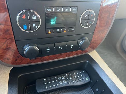 Used 2014 Chevrolet Suburban LT image 21