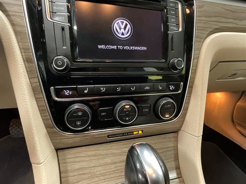 Used 2018 Volkswagen Passat 2.0T SE FWD image 16