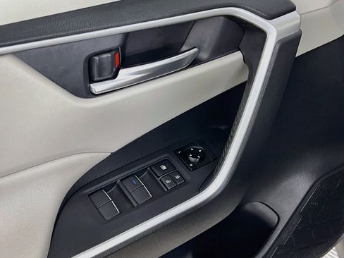 Used 2019 Toyota RAV4 XLE Premium FWD image 17
