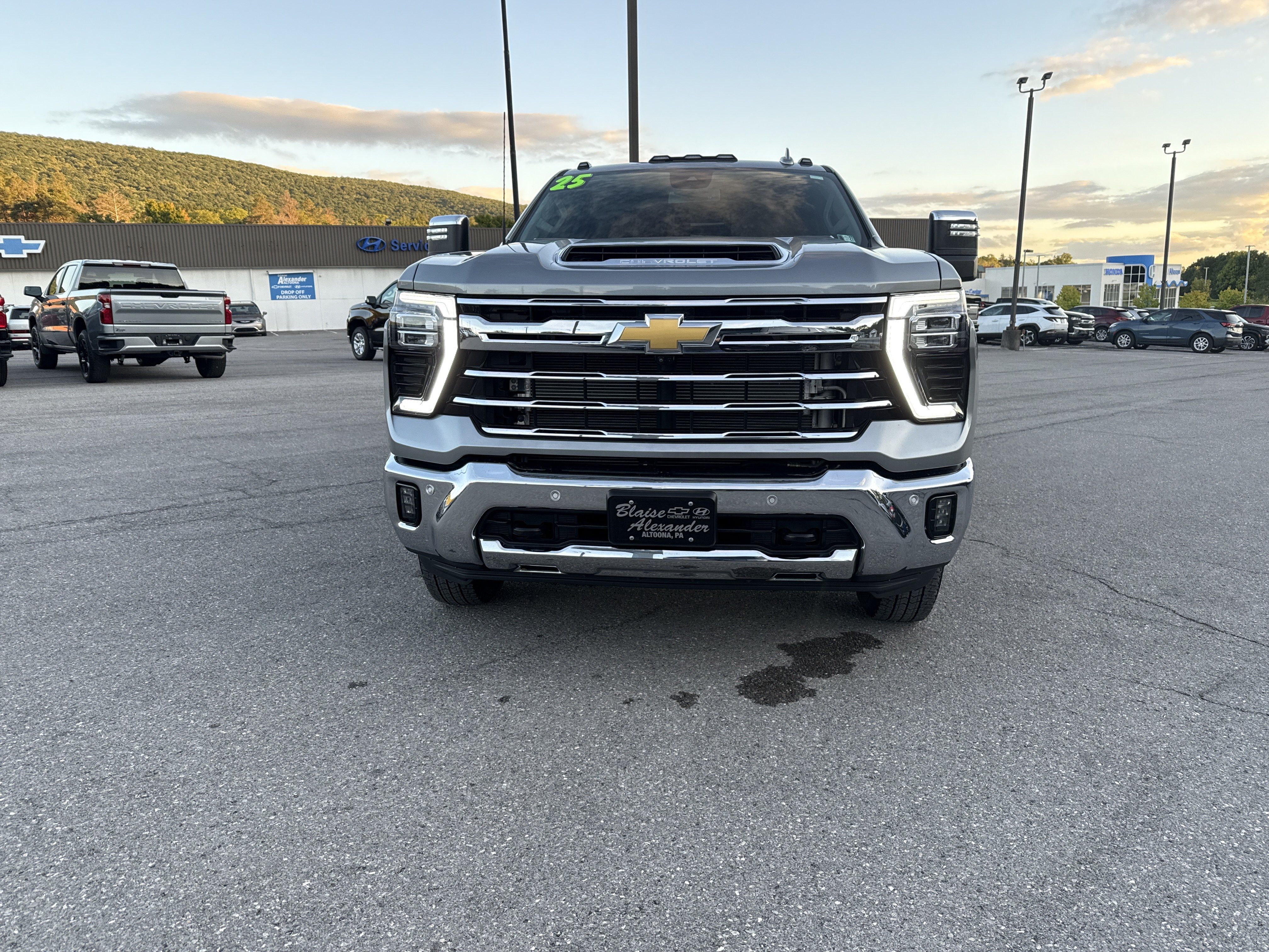 Used 2025 Chevrolet Silverado 3500 LTZ w/ LTZ Convenience Package AWD/4WD image 9