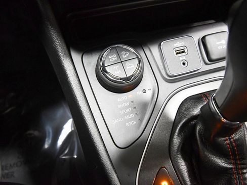 Used 2019 Jeep Cherokee Trailhawk w/ Cold Weather Group image 26