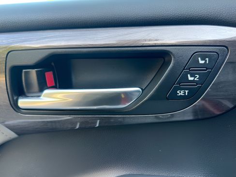 Used 2020 Toyota Highlander Limited AWD/4WD image 10